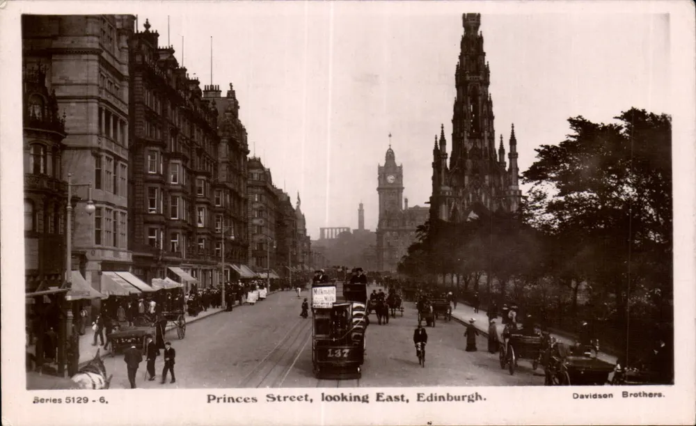 Princes Street, Blick nach Osten, Edinburgh — Davidson Brothers, Serie 5129-6 - Vorderseite