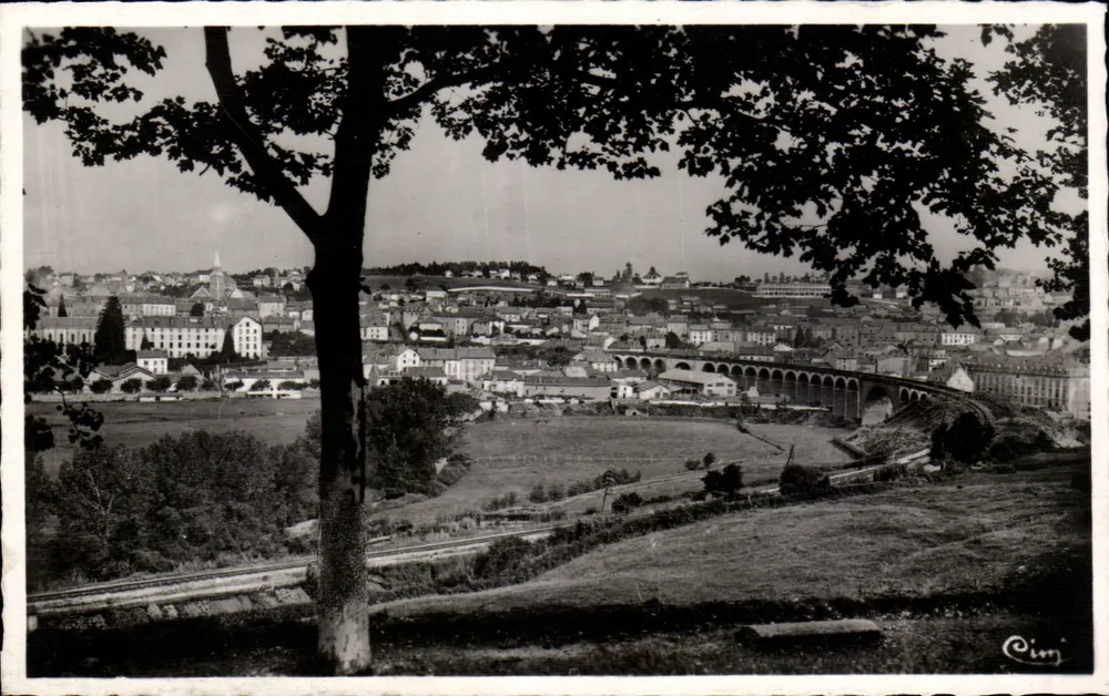 Aurillac (Cantal) — vista panorâmica com viaduto e cidade — Cim - Frente