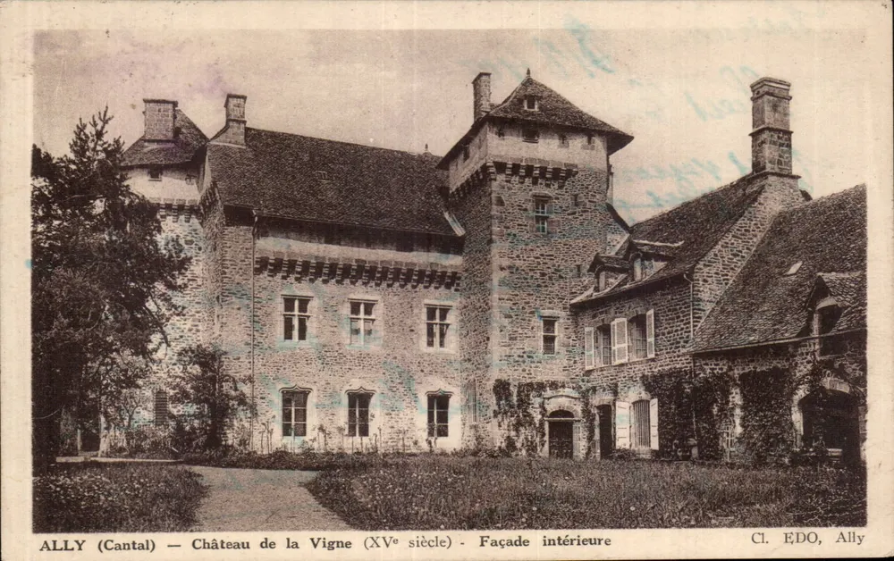 ALLY (Cantal) — Schloss La Vigne (15. Jahrhundert) — Innenfassade — Cl. EDO, Ally - Vorderseite