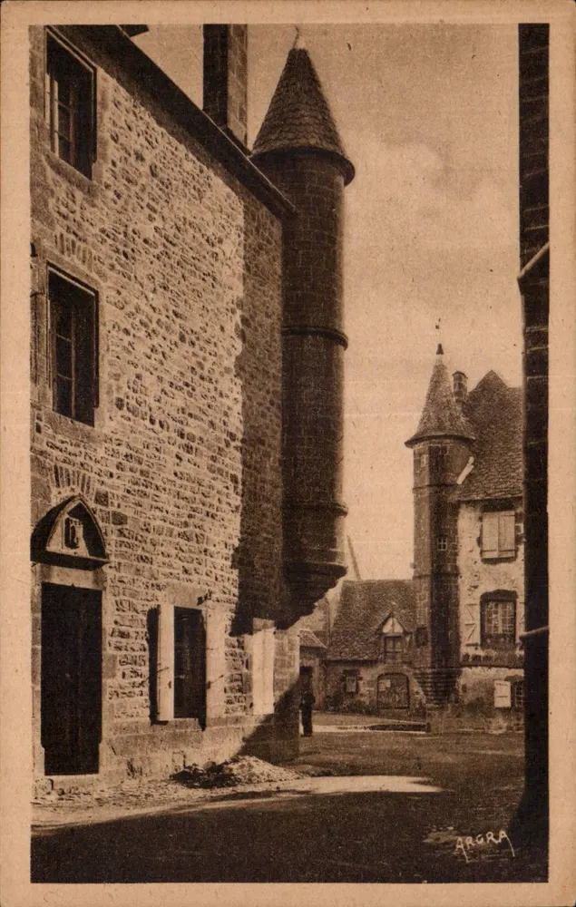 Salers (Cantal) — Ein Stück der Grande Place — ARGRA - Vorderseite