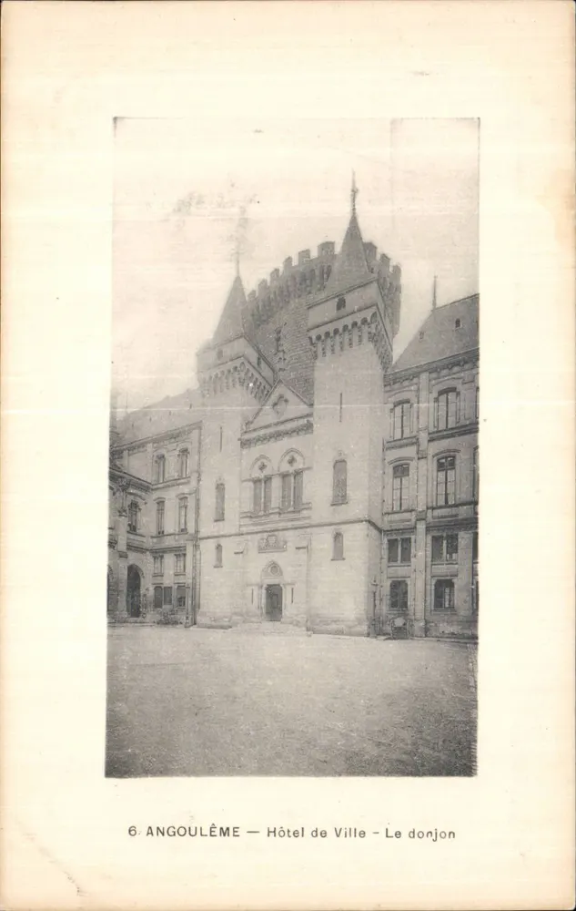 Angoulême — Hotel de Ville — O donjon - Frente