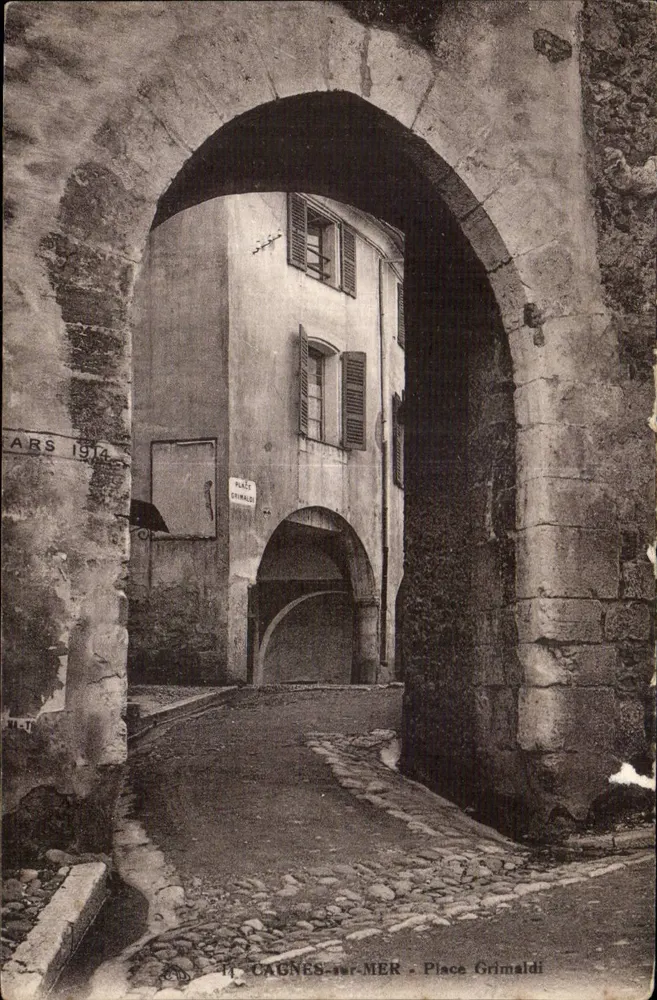 Cagnes-sur-Mer - Praça Grimaldi — vista sob um portal de pedra — editor CPHIL, n° 44 - Frente