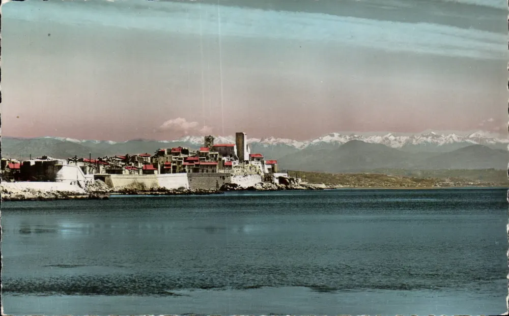 Antibes - A velha cidade — No fundo: as Alpes nevadas — Edições S.E.P.T. - 2, rue Alexis-Massa - NICE - Frente