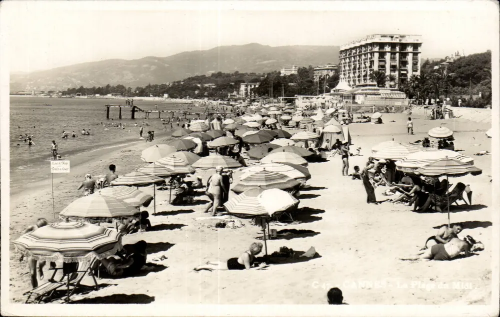 CANNES - La Plage du Midi — levendige uitzicht met zonneschermen en gebouw in de voorgrond — uitgave C.47 - Voorkant