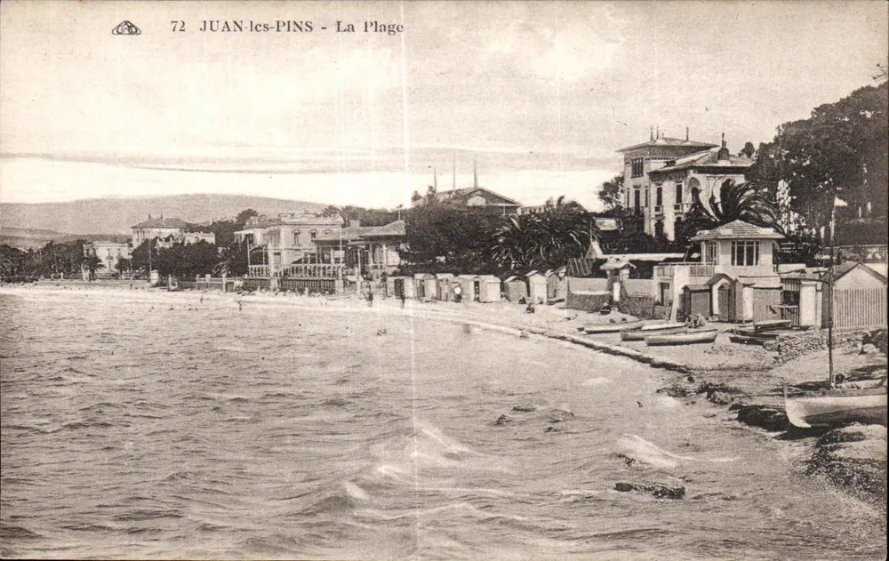 Juan-les-Pins - A Praia — vista da costa com cabanas e barcos — série 72 - Frente