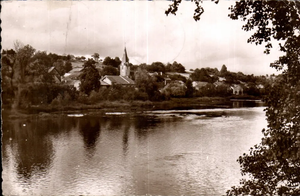 Longevelle-sur-le-Doubs — vista do vilarejo e da igreja vista do Doubs — fotografia de P. R. (P. R. P. R.) - Frente