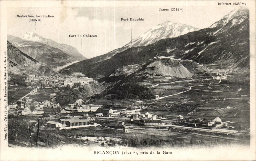 BRIANÇON (1321 m), visto da Gare — vista panorâmica com fortes e montanhas — Imp. Pap. CHAUTARD, Briançon e Salute-Cathrine - Frente
