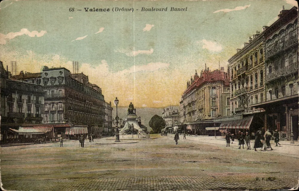 Valence (Drôme) - Boulevard Bancel — vista da praça com monumento central — editor F. O. S. n° 68 - Frente
