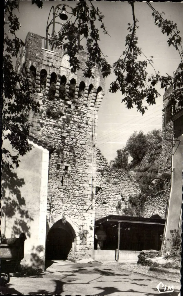 Montbrun-les-Bains — Turm der Uhr — Ozeanologische Stadt - Vorderseite