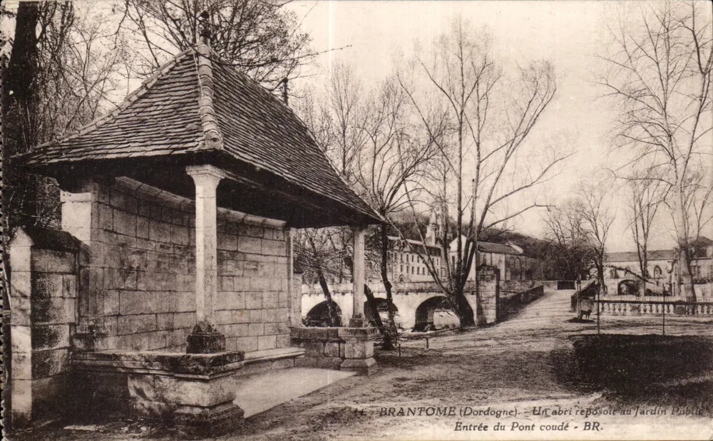 Brantôme (Dordogne) — Eingang zum gekrümmten Brücke — Ein Schutzhaus im öffentlichen Garten — BR. - Vorderseite