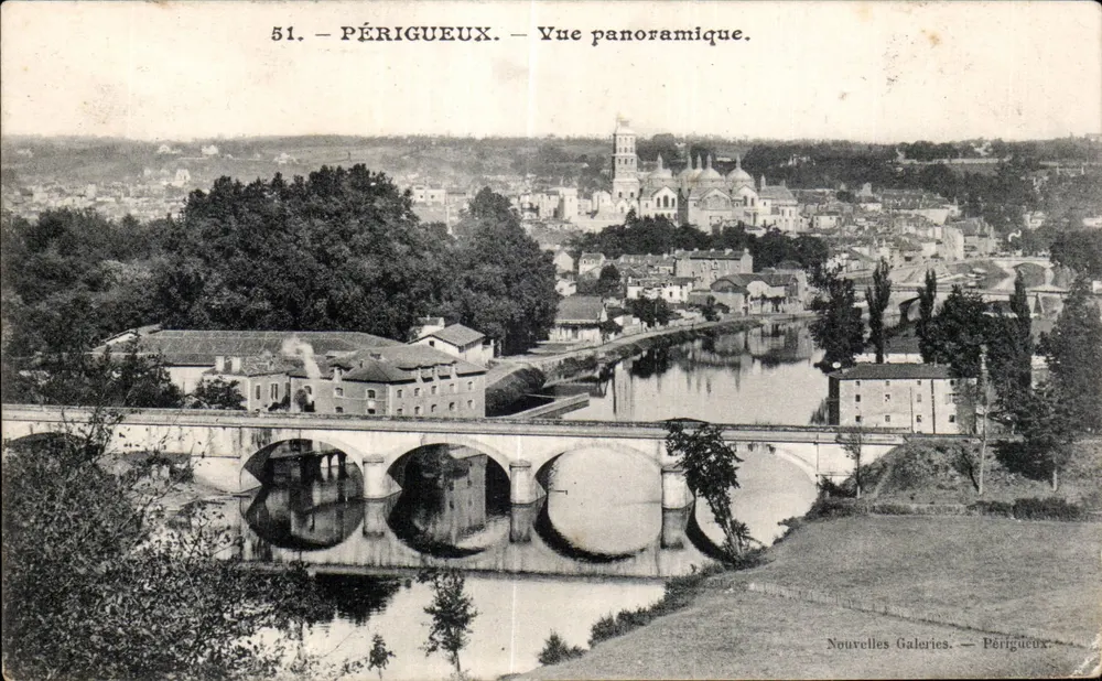 Périgueux — Vista panorâmica — Novas Galerias, Périgueux - Frente