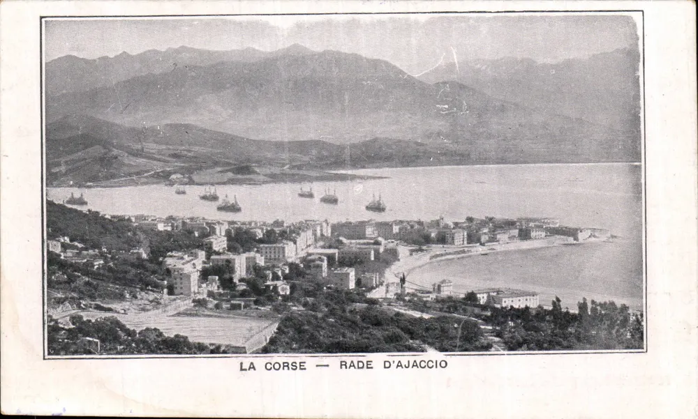 Korsika — Hafen von Ajaccio — Panoramablick mit Bergen und Häfen - Vorderseite