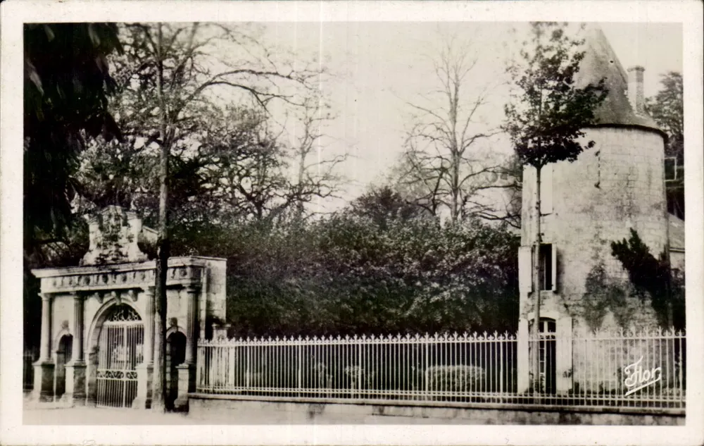 Surgères (Charente-Maritime) — Renaissance-Tor und eine der Türme des Schlosses — Éditions d'Art Flor - Vorderseite