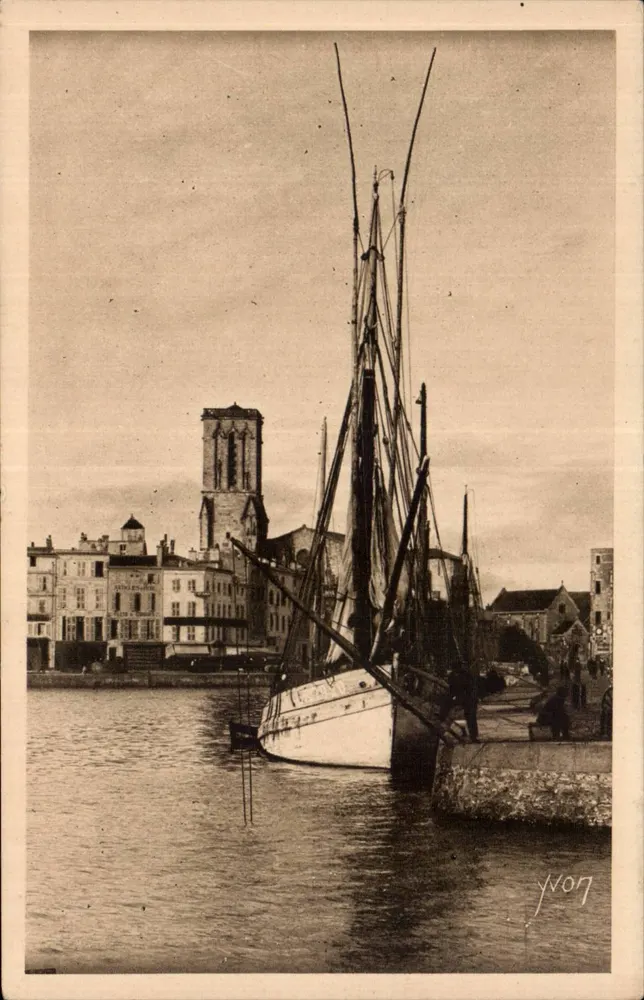 La Rochelle — Ansicht des Hafens und der Kirche Saint-Sauveur — Art Edition YVON - Vorderseite