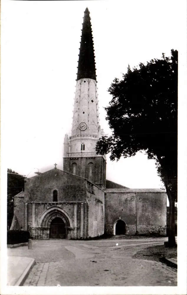 ARS-en-RÉ — Der Turm und der Portal der romanischen Kirche — Éditions NOZAS 18 - Vorderseite