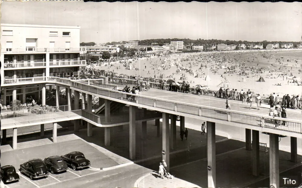Praia de Royan — Vista do portão e do estacionamento — Tito - Frente