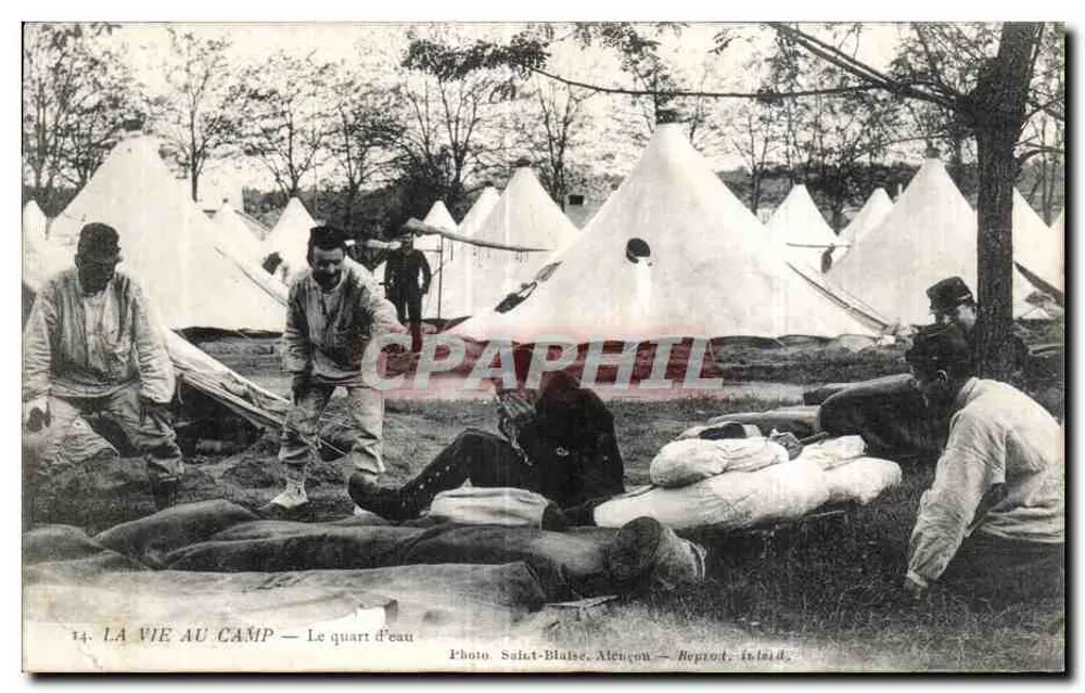 A vida no acampamento — O quarto de água — Photo Saint-Blaise, Alençon — Repro: Isild. - Frente