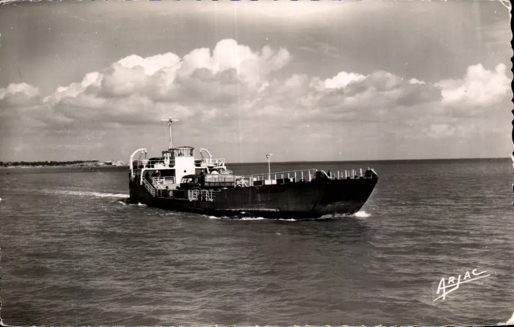 Bac fazendo a travessia ao CHAPUS — Ilha de Oléron — Édition ARJAC - Frente