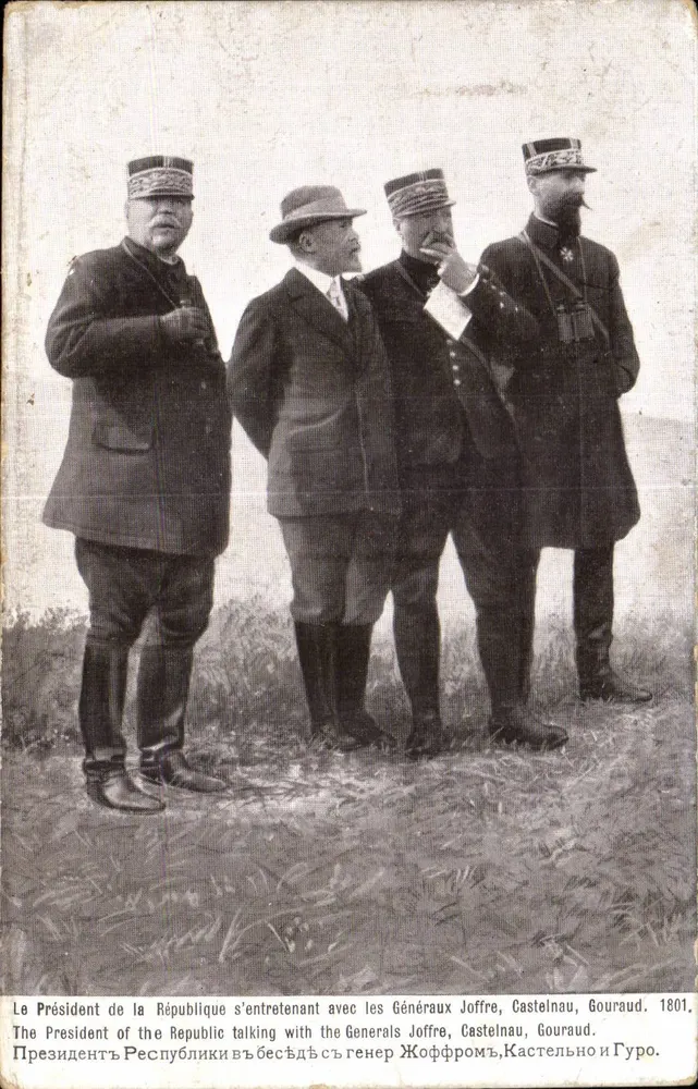 O Presidente da República conversando com os Gerais Joffre, Castelnau, Gouraud — Edição patriótica 1914 - Frente