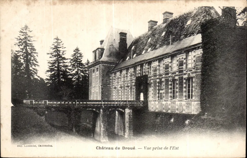 Castelo de Droué — Vista tirada do Leste — Imp. Laussedat, Châteaudun - Frente
