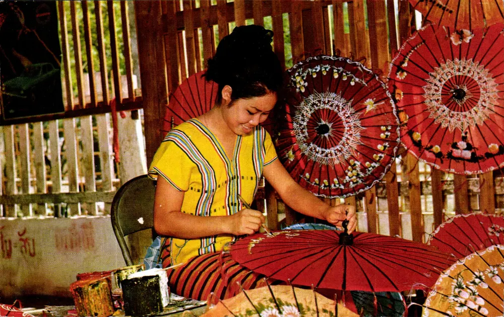 Mujer tejiendo paraguas — Chiang Mai, Tailandia — Phornthip Phatanphip, n° 1404 - Anverso