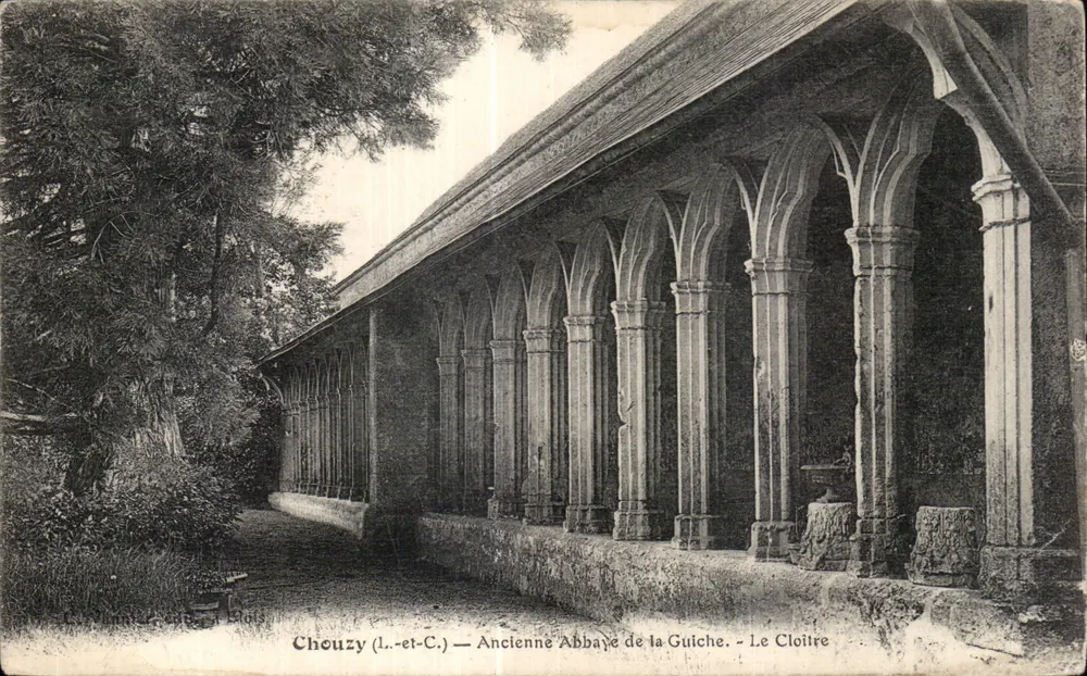 Cheuzy (L.-et-C.) — Antiga Abadia de La Guiche — O Cloître - Frente