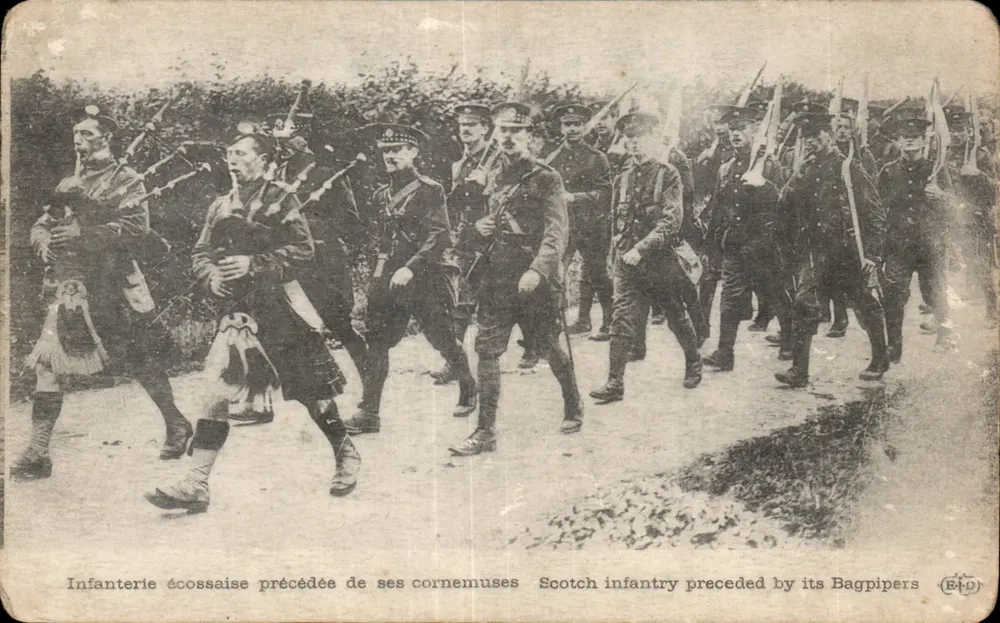 Schottische Infanterie, vorangegangen von ihren Pfeifern — Verlag (B40) - Vorderseite