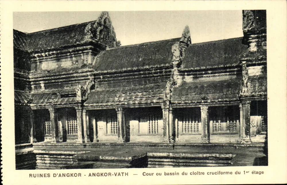 Ruinen von Angkor — Angkor-Vath — Hof oder Becken des kreuzförmigen Cloisters des ersten Stocks - Vorderseite