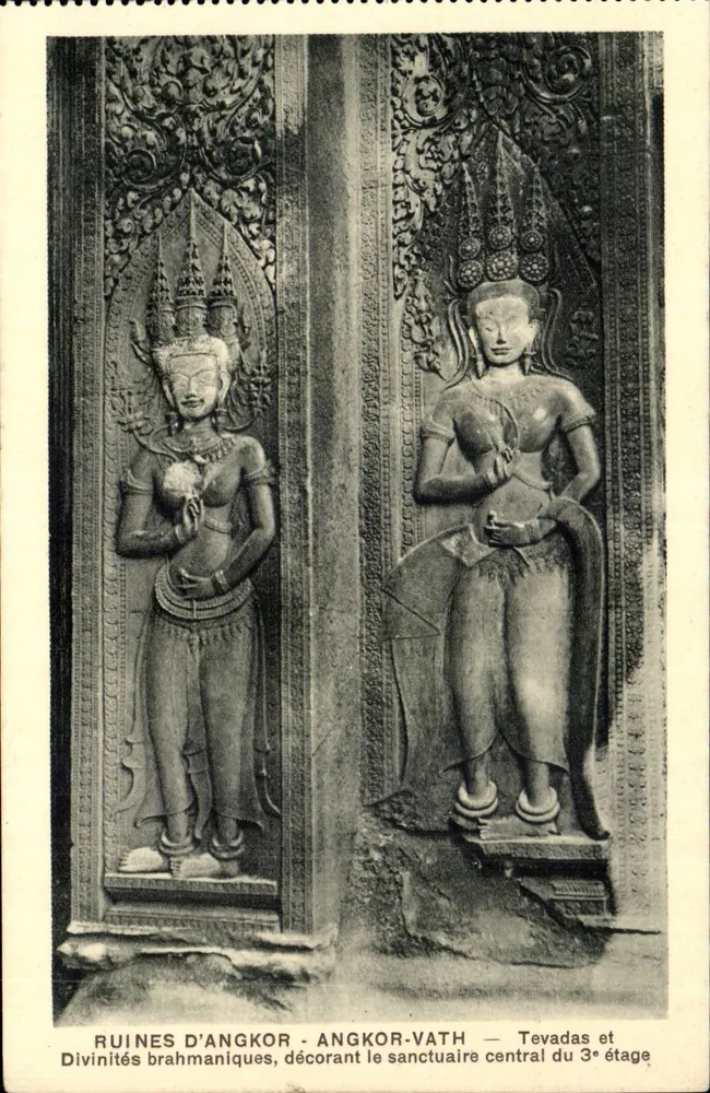 Ruinen von Angkor - Angkor-Vath — Brahmanische Gottheiten, die den zentralen Heiligtum des dritten Stocks schmücken - Vorderseite