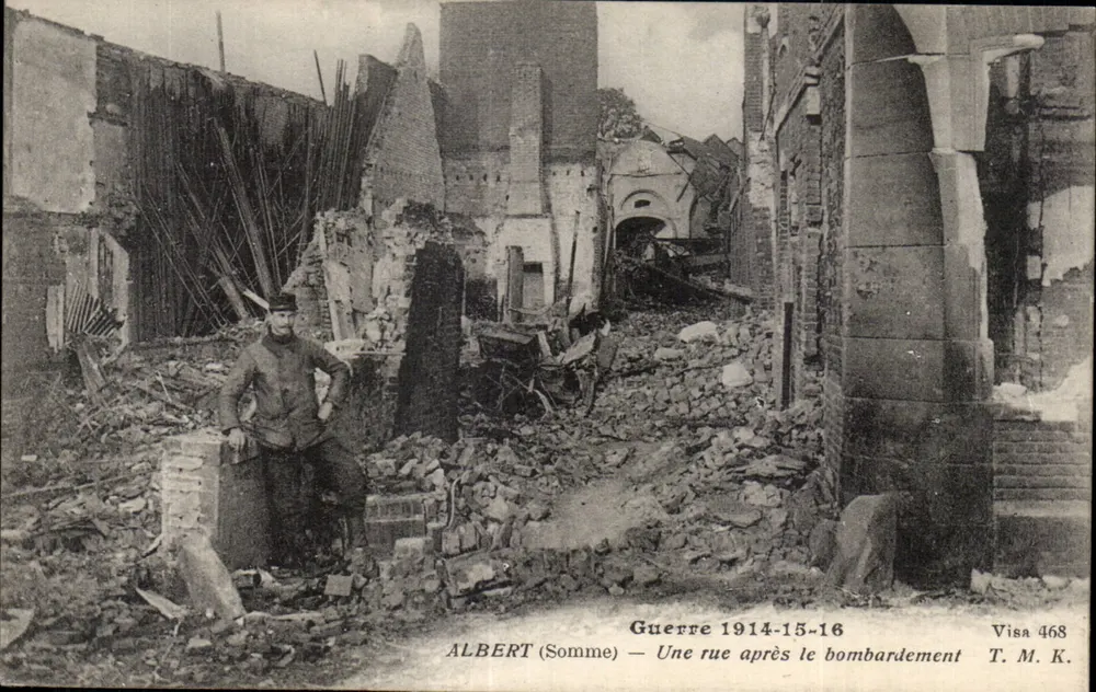 Albert (Somme) — Eine Straße nach dem Bombardement — Visa 468, T. M. K. - Vorderseite