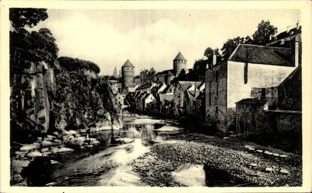 Semur — Vista sobre o Armançon e o Donjon - Frente