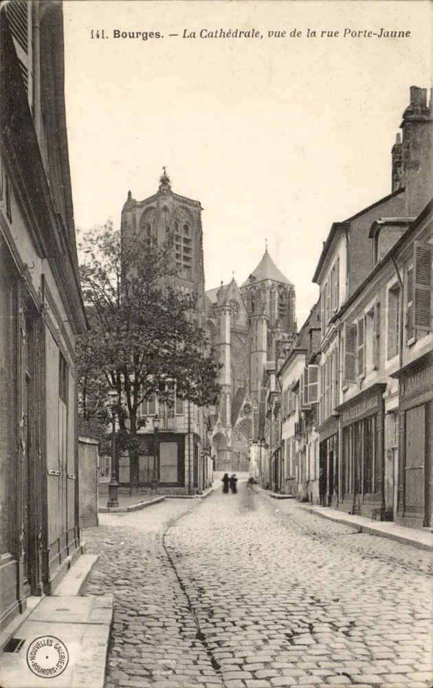 Bourges — Die Kathedrale, Ansicht von der Straße Porte-Jaune — Nouvelles Galeries - Vorderseite