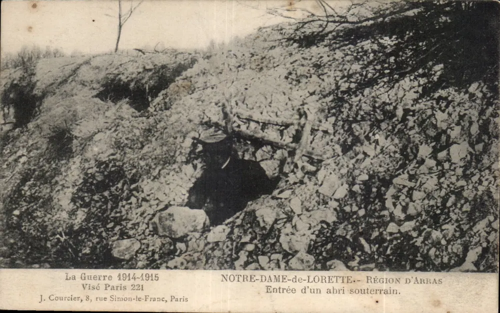 NOTRE-DAME-de-LORETE — Eingang zu einem unterirdischen Schutzraum — REGION D'ARRAS — J. Courcier, 8 rue Simion-le-Franc, Paris - Vorderseite