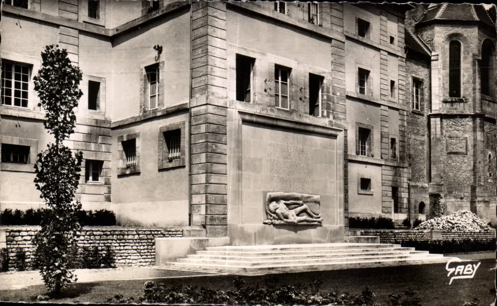 Bayeux (Calvados) — Monumento dos Deportados — Edições Gaby - Frente