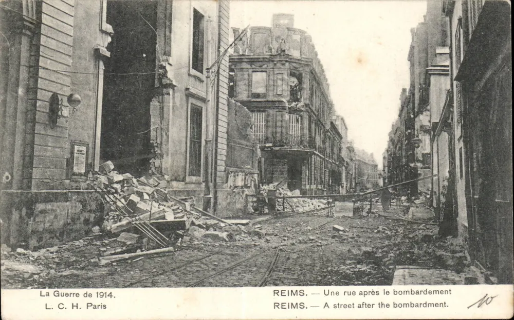 Reims — Eine Straße nach dem Bombenangriff — L. C. H. Paris - Vorderseite