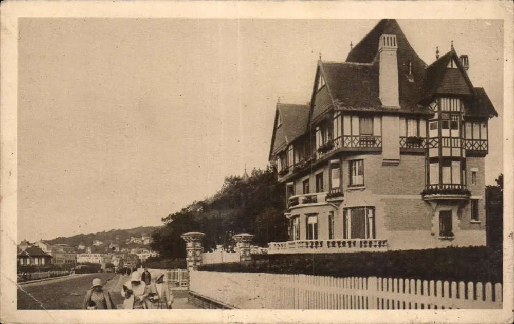 Citroën-Villa — Boulevard Eugène Cornuché — Deauville - Vorderseite