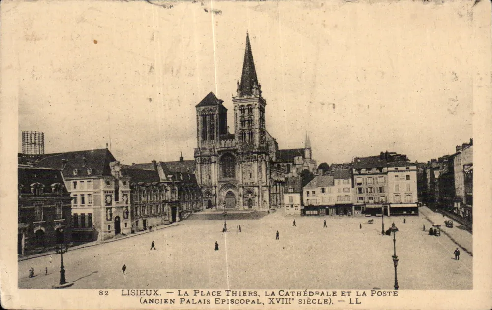 Lisieux — Place Thiers, die Kathedrale und das Postamt (ehemaliges Bischofsschloss, 18. Jahrhundert) — LL - Vorderseite