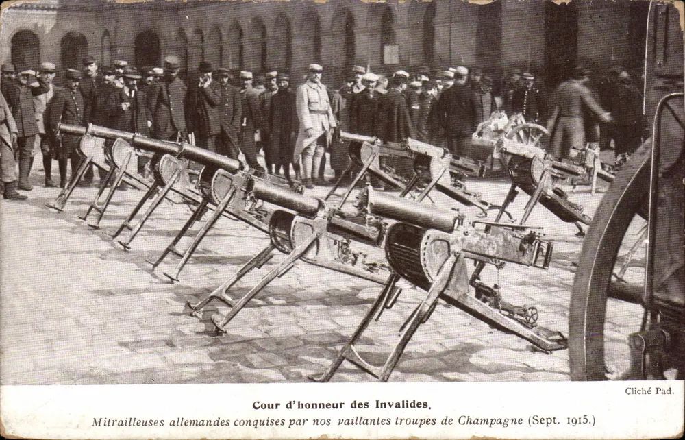 Cour d'honneur des Invalides — deutsche Maschinengewehre, von unseren tapferen Truppen der Champagne erobert (Sept. 1915.) — Cliché Pad. - Vorderseite