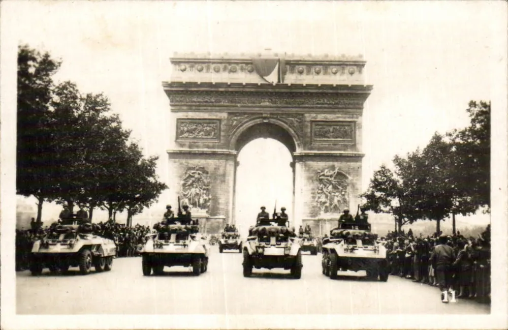 Paris — Parade von Panzern vor dem Triumphbogen - Vorderseite