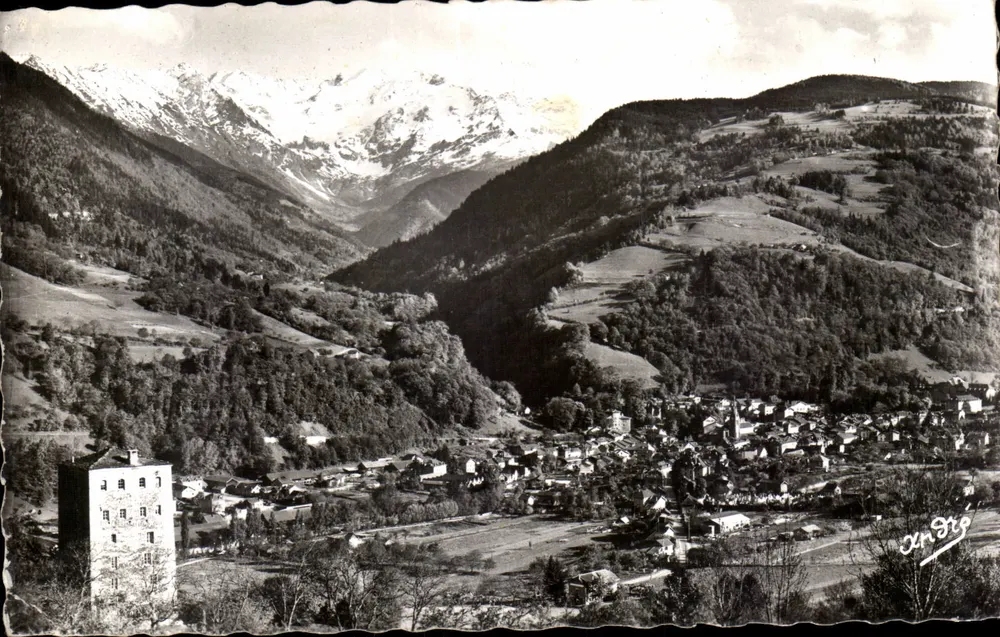 Alleyard-les-Bains — allgemeine Ansicht und die Turm des Winches (10. Jh.) — André Goy - Vorderseite