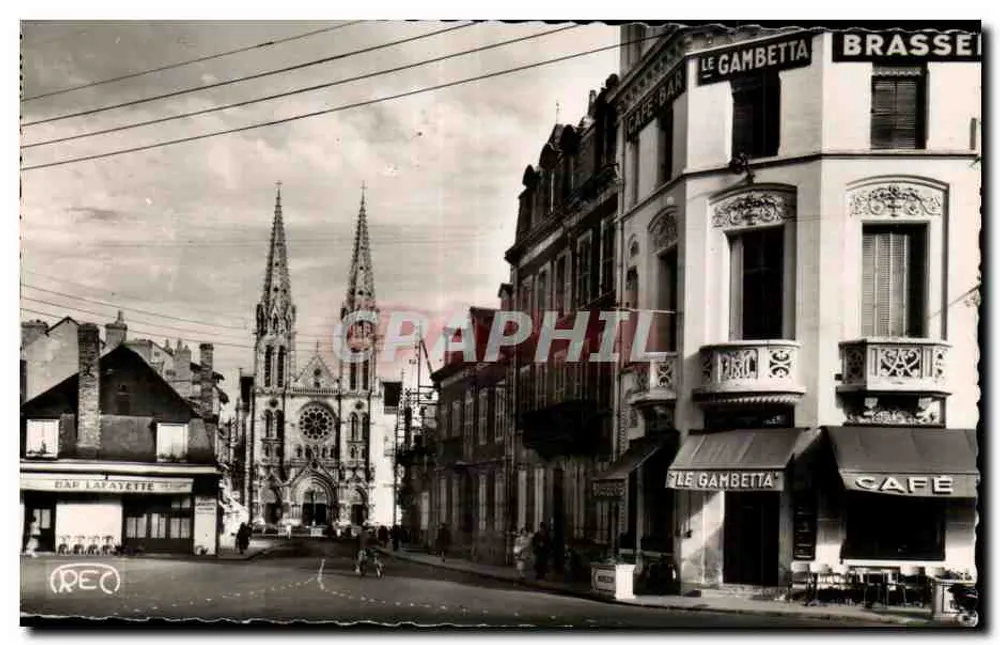 Igreja de São Pedro de Châteauroux — vista da praça — M. Rousset, Châteauroux - Frente
