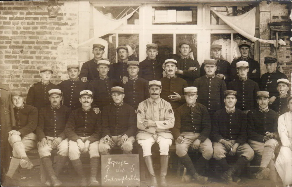Team 7 der Indomptables — Fotografie von Soldaten im Uniform — kein Verlag oder Seriennummer sichtbar - Vorderseite