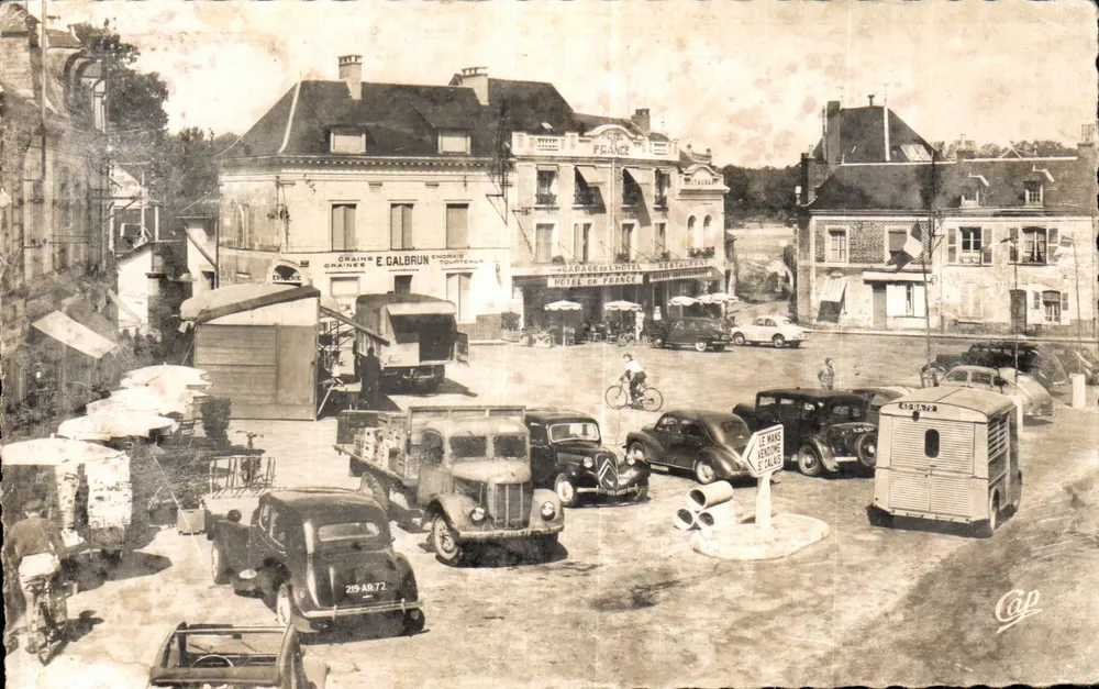 Place de la République em La Chartre-sur-le-Loir — Hotel de France e garagem — editor C° des Arts - Frente