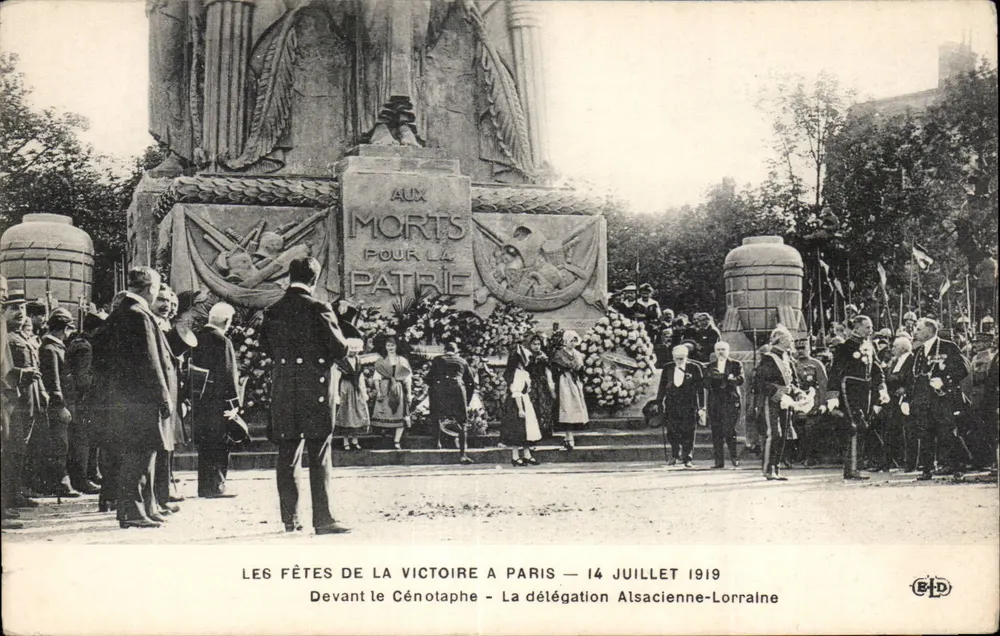 Die Siegesfeier in Paris — 14. Juli 1919 — Vor dem Denkmal — Die elsässisch-lothringische Delegation - Vorderseite