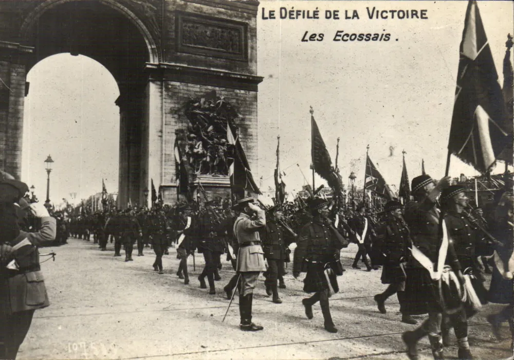 Arc de Triomphe — Siegesparade — Die Schotten - Vorderseite