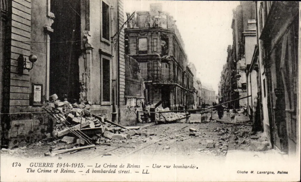 Reims — Gebombte Straße — Cliché M. Lavergne, Reims - Vorderseite