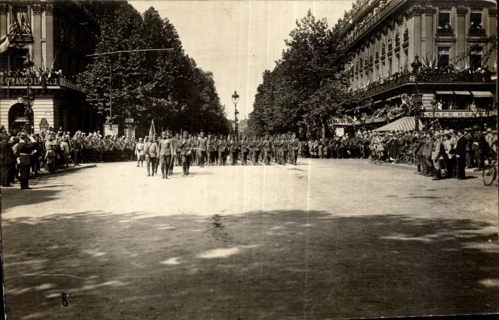 Militärparade in Paris — Franklinstraße — Verlag Franco Lin Co - Vorderseite