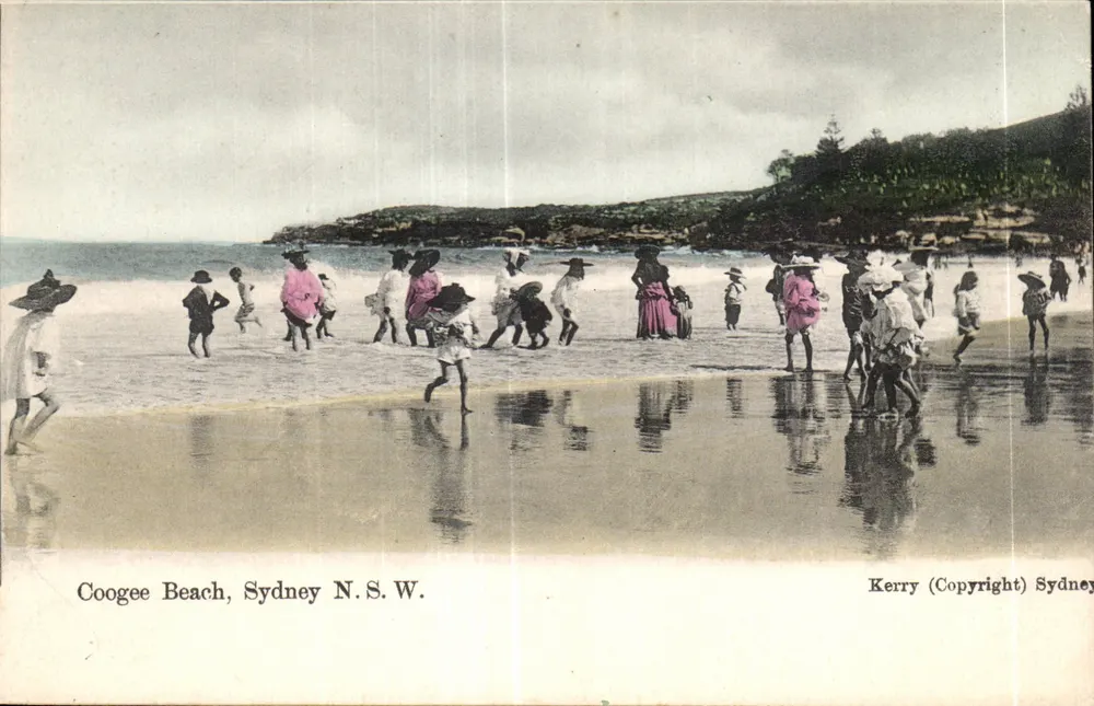 Coogee Beach, Sydney N.S.W. — Ansicht einer Badeküste mit Badegästen — Kerry (Copyright) Sydney - Vorderseite
