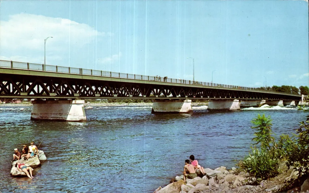 Brücke des Mgr Langlois — Verbindet die Departemente Beaubarnois und Soulange — Foto von Peter Rozon, Verlag Les Libraires Gérald Boyer, Dist.-2, Cornwall, Ontario - Vorderseite
