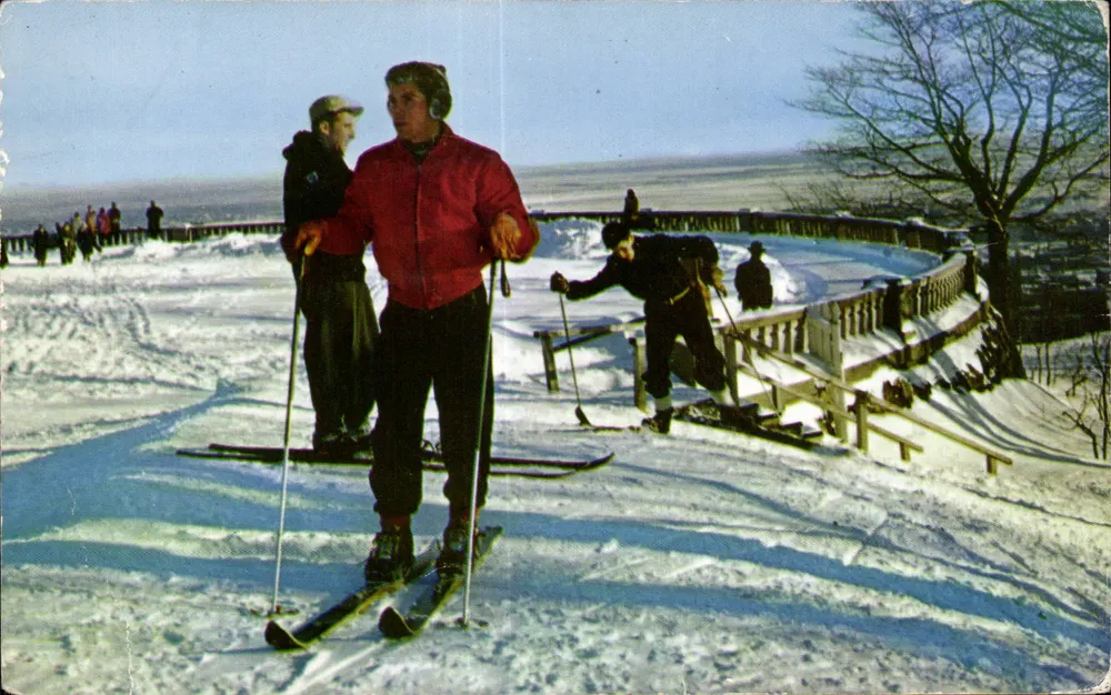Skifahrer und Panorama — Mount Royal, Montreal, Kanada — Color Cards - Vorderseite